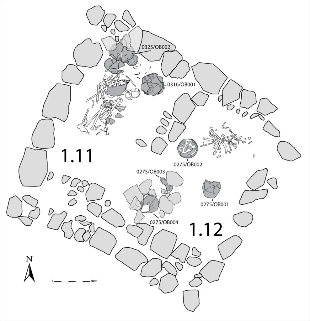 Fig. 2.  EM II burials in Compartments 1.11-1.12 (zone 1)